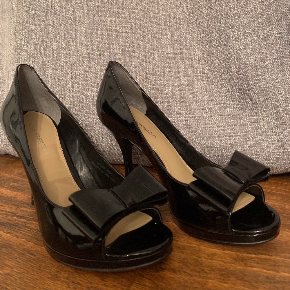 Via Spiga Black Patent Peep Toe Pump with Bow